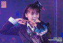 【中古】生写真(AKB48・SKE48)/アイドル/AKB48 湯本亜美/ライブフォト・横型・バストアップ・衣装黒・白・ピンク・右手上げ・左手マイク/外山大輔「ミネルヴァよ、風を起こせ」千秋楽公演 ランダム生写真(3)
