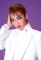 【中古】生写真(女性)/宝塚歌劇団(宙組)/女優 宝塚歌劇団(宙組)/蒼羽りく/バストアップ・衣装白・右手頭・蝶ネクタイ・背景紫/宙組バウホール公演「New Wave!-宙-」スチール写真