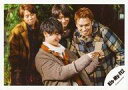【中古】生写真(ジャニーズ)/アイドル/Kis-My-Ft2 Kis-My-Ft2/集合(4人)/横型・上半身・衣装茶色・グレー・玉森両手手紙・右向き/シングル「君を大好きだ」MVオフショット/公式生写真(3)