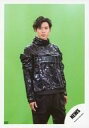 【中古】生写真(ジャニーズ)/アイドル/NEWS NEWS/加藤シゲアキ/膝上・衣装黒・体右向き・背景緑/アルバム「WORLDISTA」ジャケ写&特典映像オフショット/公式生写真(3)