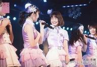 【中古】生写真(AKB48・SKE48)/アイドル/AKB48 太田奈緒/ライブフォト・横型・膝上・衣装ピンク・紫・左手マイク・顔左向き・笑顔/湯浅順司「その雫は、未来へと繋がる虹になる。」ランダム生写真 2019.2.16 夜公演