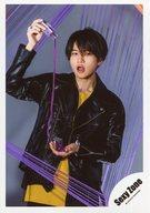 生写真(ジャニーズ)/アイドル/Sexy Zone Sexy Zone/菊池風磨/上半身・衣装黒黄色・右手ビン持つ/「Sexy Zone repainting Tour 2018」パンフレット＆グッズ撮影オフショット