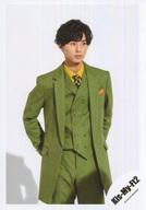 【中古】生写真(ジャニーズ)/アイドル/Kis-My-Ft2 Kis-My-Ft2/藤ヶ谷太輔/膝上・衣装緑・両手後ろ・体正面/北山さん・藤ケ谷さん・玉森さん「You＆Me」ジャケ写撮影オフショット/公式生写真