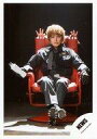 【中古】生写真(ジャニーズ)/アイドル/NEWS NEWS/手越祐也/全身・座り・衣装紺・体正面/「EPCOTIA」PV&ジャケ写撮影オフショット