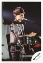 【中古】生写真(ジャニーズ)/アイドル/関ジャニ∞ 関ジャニ∞/横山裕/膝上・衣装黒・右向き・右手上げ・楽器・マイク・背景黒/関ジャニ∞シングル「crystal」MV&ジャケ写オフショット/公式生写真