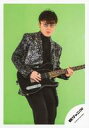 【中古】生写真(ジャニーズ)/アイドル/関ジャニ∞ 関ジャニ∞/安田章大/膝上・衣装黒・銀・右向き・両手ギター・楽器・背景緑/関ジャニ∞シングル「crystal」MV&ジャケ写オフショット/公式生写真
