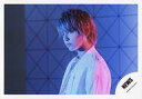【中古】生写真(ジャニーズ)/アイドル/NEWS NEWS/手越祐也/横型・バストアップ・衣装白・銀・左向き・両手下・照明青/「NEWS LIVE TOUR 2019WORLDISTA」グッズオフショット/公式生写真