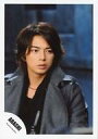 【中古】生写真(ジャニーズ)/アイドル/嵐 嵐/松本潤/バストアップ・衣装黒・グレー・コート・顔右向き・両手下・口閉じ・背景青/公式生写真
