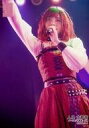 【中古】生写真(AKB48・SKE48)/アイドル/AKB48 人見古都音/ライブフォト・膝上・衣装赤・白・黒・チェック柄・右手上げ・左手マイク/AKB48 チームA「目撃者」公演 ランダム生写真 2019.3.1
