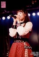 【中古】生写真(AKB48・SKE48)/アイドル/AKB48 本田そら/ライブフォト・膝上・衣装赤・白・黒・チェック柄・左向き・両手マイク/AKB48 チームA「目撃者」公演 ランダム生写真 2019.3.1