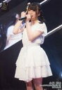【中古】生写真(AKB48・SKE48)/アイドル/HKT48 小田彩加/ライブフォト・膝上・衣装白・右手小指立て・左手マイク・左向き/HKT48 チームTII「手をつなぎながら」ランダム生写真 2019.3.29