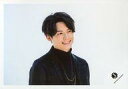 【中古】生写真(ジャニーズ)/アイドル/SixTONES SixTONES/松村北斗/横型・バストアップ・衣装黒・右向き・首傾げ・両手下・背景白/SixTONES 「CHANGE THE ERA -201ix-」 グッズオフショット/公式生写真