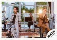 【中古】生写真(ジャニーズ)/アイドル/KinKi Kids KinKi Kids/堂本剛・堂本光一/横型・ライブフォト・全身・座り・衣装白.茶色・剛右手マイク膝上/「シングル「会いたい、会いたい、会えない。」MV&ジャケ写&特典映像オフショット」/公式生写真