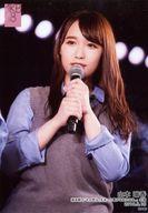 【中古】生写真(AKB48・SKE48)/アイドル/AKB48 山本瑠香/ライブフォト・上半身・衣装青・グレー・両手マイク・背景黒/湯浅順司「その雫は、未来へと繋がる虹になる。」ランダム生写真 2019.3.18