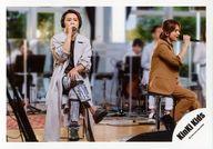【中古】生写真(ジャニーズ)/アイドル/KinKi Kids KinKi Kids/堂本剛・堂本光一/横型・ライブフォト・全身・座り・衣装白.茶色・剛右手マイク.足組み/「シングル「会いたい、会いたい、会えない。」MV&ジャケ写&特典映像オフショット」/公式生写真