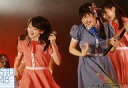 【中古】生写真(AKB48・SKE48)/アイドル/STU48 磯貝花音・土路生優里/ライブフォト・横型・膝上・衣装赤・青・ギンガムチェック・左手マイク・顔左向き/「STU48出張公演＠SKE48劇場」会場限定生写真