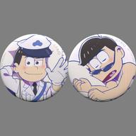 【中古】バッジ・ピンズ(キャラクター) カラ松 缶バッジ(2個セット) 「おそ松さん カラ松 描き下ろし養い抱き枕カバー」 予約特典