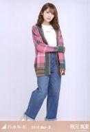 【中古】生写真(乃木坂46)/アイドル/乃木坂46 秋元真夏/全身・ニットカーデ/乃木坂46 2019.May-II 会場限定ランダム生写真