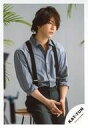 【中古】生写真(ジャニーズ)/アイドル/KAT-TUN KAT-TUN/亀梨和也/膝上 衣装グレー 黒 右向き 両手組み/亀梨和也 シングル「Rain」MV＆ジャケ写オフショット/公式生写真