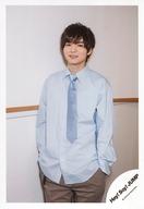 【中古】生写真(ジャニーズ)/アイドル/Hey!Say!JUMP Hey!Say!JUMP/薮宏太/膝上・衣装青・両手ポケット・左向き/Hey!Say!JUMP シングル「Lucky-Unlucky」MV＆ジャケ写オフショット/公式生写真