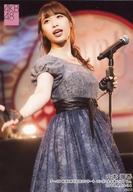 【中古】生写真(AKB48・SKE48)/アイドル/AKB48 山本瑠香/ライブフォト・膝上・衣装黒・グレー・体右向き・左手マイクスタンド/AKB48 チーム8結成5周年記念コンサート ランダム生写真 LIVE Ver. 2019.4.13-14
