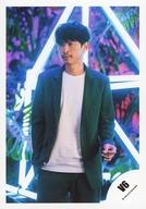【中古】生写真(ジャニーズ)/アイドル/V6 V6/坂本昌行/膝上・衣装緑.白・右手ポケット・目線左・蛍光灯..