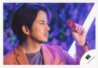 【中古】生写真(ジャニーズ)/アイドル/V6 V6/岡田准一/横型・バストアップ・衣装ピンク.紫・左手上げ・..