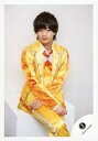 【中古】生写真(ジャニーズ)/アイドル/美 少年 美 少年/浮所飛貴/膝上・座り・足組み・衣装黄・オレンジ・白・両手交差・背景白/「ジャニーズ銀座2019 Tokyo Experience」グッズオフショット/公式生写真