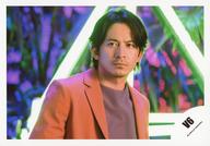 【中古】生写真(ジャニーズ)/アイドル/V6 V6/岡田准一/横型・バストアップ・衣装ピンク.紫・体傾け・目..