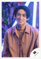 【中古】生写真(ジャニーズ)/アイドル/V6 V6/三宅健/バストアップ・衣装ベージュ・両手下・顔傾げ・背..