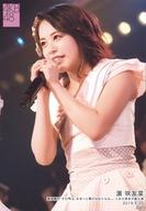 【中古】生写真(AKB48・SKE48)/アイドル/AKB48 濱咲友菜/ライブフォト・上半身・衣装白・両手マイク/湯浅順司「その雫は、未来へと繋がる虹になる。」 人見古都音卒業公演 ランダム生写真 2019.5.20