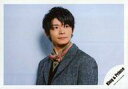 【中古】生写真(ジャニーズ)/アイドル/King & Prince King & Prince/岸優太/横型・バストアップ・衣装グレー・両手下げ・目線右・背景水色/アルバム「King & Prince」MV&ジャケ写オフショット/公式生写真
