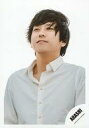 【中古】生写真(ジャニーズ)/アイドル/嵐 嵐/二宮和也/バストアップ・衣装白・左向き・顔上げ・両手下/アルバム「5×20 All the BEST!! 1999-2019」MV&ジャケ写オフショット/公式生写真