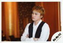 【中古】生写真(ジャニーズ)/アイドル/Kis-My-Ft2 Kis-My-Ft2/二階堂高嗣/横型・バストアップ・衣装白・黒・腕組み・左向き・首傾げ・口閉じ・背景茶/シングル「HANDS UP」MVオフショット/公式生写真