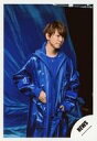 【中古】生写真(ジャニーズ)/アイドル/NEWS NEWS/小山慶一郎/膝上・衣装青・両手ポケット・右向き・背景青/シングル「BLUE」MV&ジャケ写撮影オフショット/公式生写真