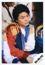 【中古】生写真(ジャニーズ)/アイドル/Kis-My-Ft2 Kis-My-Ft2/横尾渉/膝上・座り・衣装白・赤・青・黄・右向き・左手曲げ・右手右膝/シングル「LOVE」MV&ジャケ写オフショット/公式生写真(3)