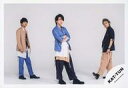 【中古】生写真(ジャニーズ)/アイドル/KAT-TUN KAT-TUN/集合(3人)/横型・全身・衣装ベージュ・白・青・亀梨腕組み・上田体左向き・背景白/アルバム「CAST」MV&ジャケ写オフショット/公式生写真