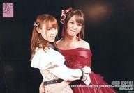 【中古】生写真(AKB48・SKE48)/アイドル/AKB48 山田菜々美/ライブフォト・横型・上半身・衣装赤・抱きつき/湯浅順司「その雫は、未来へと繋がる虹になる。」 山田菜々美卒業公演 ランダム生写真 2019.6.22