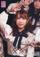 【中古】生写真(AKB48・SKE48)/アイドル/AKB48 山本瑠香/ライブフォト・上半身・衣装ベージュ・白・黒・右手で丸/湯浅順司「その雫は、未来へと繋がる虹になる。」 山田菜々美卒業公演 ランダム生写真 2019.6.22