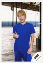 【中古】生写真(ジャニーズ)/アイドル/NEWS NEWS/手越祐也/膝上・衣装青・右手親指立て・右目閉じ・口開き/シングル「BLUE」MV&ジャケ写撮影オフショット/公式生写真