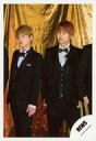【中古】生写真(ジャニーズ)/アイドル/NEWS NEWS/増田貴久・手越祐也/膝上・衣装黒・白・両手下げ・左向き・背景金/「NEWS 15th Anniversary LIVE 2018 “Strawberry“」グッズオフショット/公式生写真
