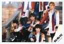 【中古】生写真(ジャニーズ)/アイドル/Kis-My-Ft2 Kis-My-Ft2/集合(4人)/横型・膝上・衣装白・赤・青・黒・左向き・千賀右足曲げ・藤ケ谷右手肩/シングル「LOVE」MV&ジャケ写オフショット/公式生写真(3)