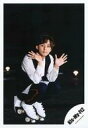 【中古】生写真(ジャニーズ)/アイドル/Kis-My-Ft2 Kis-My-Ft2/藤ヶ谷太輔/全身・しゃがみ・衣装黒・白・ローラースケート・両手パー・カメラ目線・背景黒/シングル「LOVE」MV&ジャケ写オフショット/公式生写真