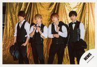 【中古】生写真(ジャニーズ)/アイドル/NEWS NEWS/集合(4人)/横型・膝上・衣装黒・白・手に衣装・左向き・背景金/「NEWS 15th Anniversary LIVE 2018 “Strawberry“」グッズオフショット/公式生写真