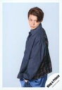 【中古】生写真(ジャニーズ)/アイドル/King & Prince King & Prince/岸優太/膝上・衣装紺・青・左手ポケット・左向き・目線右・口閉じ・背景白/「King & Prince CONCERT TOUR 2019」グッズオフショット/公式生写真