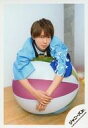 【中古】生写真(ジャニーズ)/アイドル/HiHi Jets HiHi Jets/井上瑞稀/バストアップ・衣装青・白・黒・ビーチボールに乗り・両手組み・口閉じ・背景白/「SUMMER STATION パパママ一番 裸の少年 夏祭り!」グッズオフショット/公式生写真