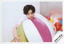 【中古】生写真(ジャニーズ)/アイドル/少年忍者 少年忍者/織山尚大/横型・バストアップ・衣装白・両手ビーチボール・顎引き・口閉じ・口角上げ/「SUMMER STATION パパママ一番 裸の少年 夏祭り!」グッズオフショット/公式生写真