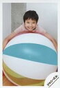 【中古】生写真(ジャニーズ)/アイドル/少年忍者 少年忍者/久保廉/顔アップ・衣装茶・両手ビーチボール・正面向き・笑顔・歯見せ/「SUMMER STATION パパママ一番 裸の少年 夏祭り!」グッズオフショット/公式生写真