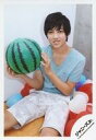【中古】生写真(ジャニーズ)/アイドル/少年忍者 少年忍者/豊田陸人/膝上・座り・衣装水色・白・両手ビーチボール・左向き・歯見せ/「SUMMER STATION パパママ一番 裸の少年 夏祭り!」グッズオフショット/公式生写真