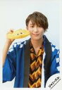 【中古】生写真(ジャニーズ)/アイドル/HiHi Jets HiHi Jets/橋本涼/上半身・衣装青・白・黒・黄・右手提灯・左手下・口閉じ・背景白/「SUMMER STATION パパママ一番 裸の少年 夏祭り!」グッズオフショット/公式生写真